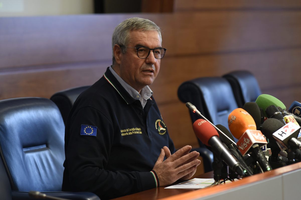 Coronavirus, in Italia 54.030 positivi, 6.820 morti e 8.326 guariti