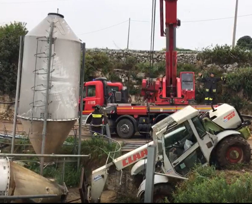 San Giacomo: macchina agricola finisce in una scarpata, recuperata dai vigili del fuoco
