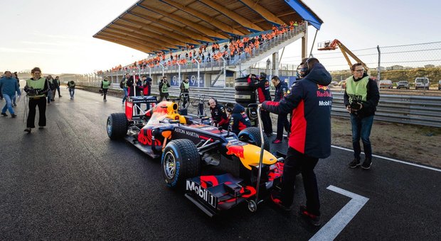 Il coronavirus entra nei box della Formula 1. A Melbourne, tre persone, una del team McLaren e due della Haas, isolate