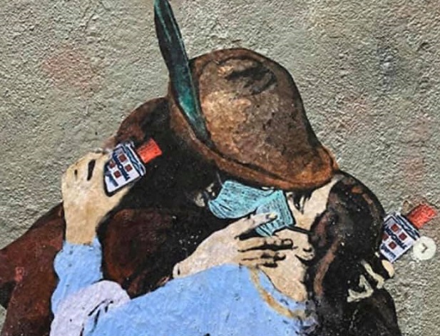 Il Bacio di Hayez, ai tempi del Coronavirus. La nuova opera a Milano di TvBoy