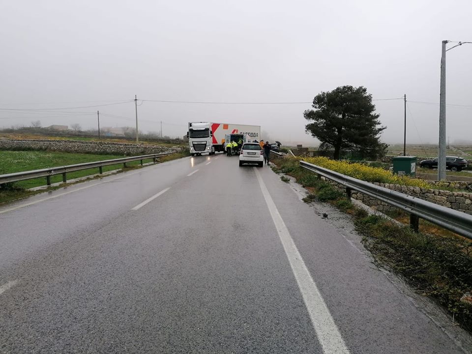 Incidente sulla Ragusa-Chiaramonte Gulfi, camion di traverso