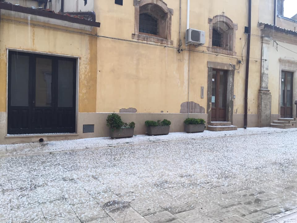 Violenta grandinata oggi pomeriggio nel ragusano. Qui siamo ad Acate