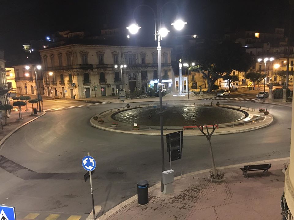 Modica ieri sera era deserta. Ma va bene così
