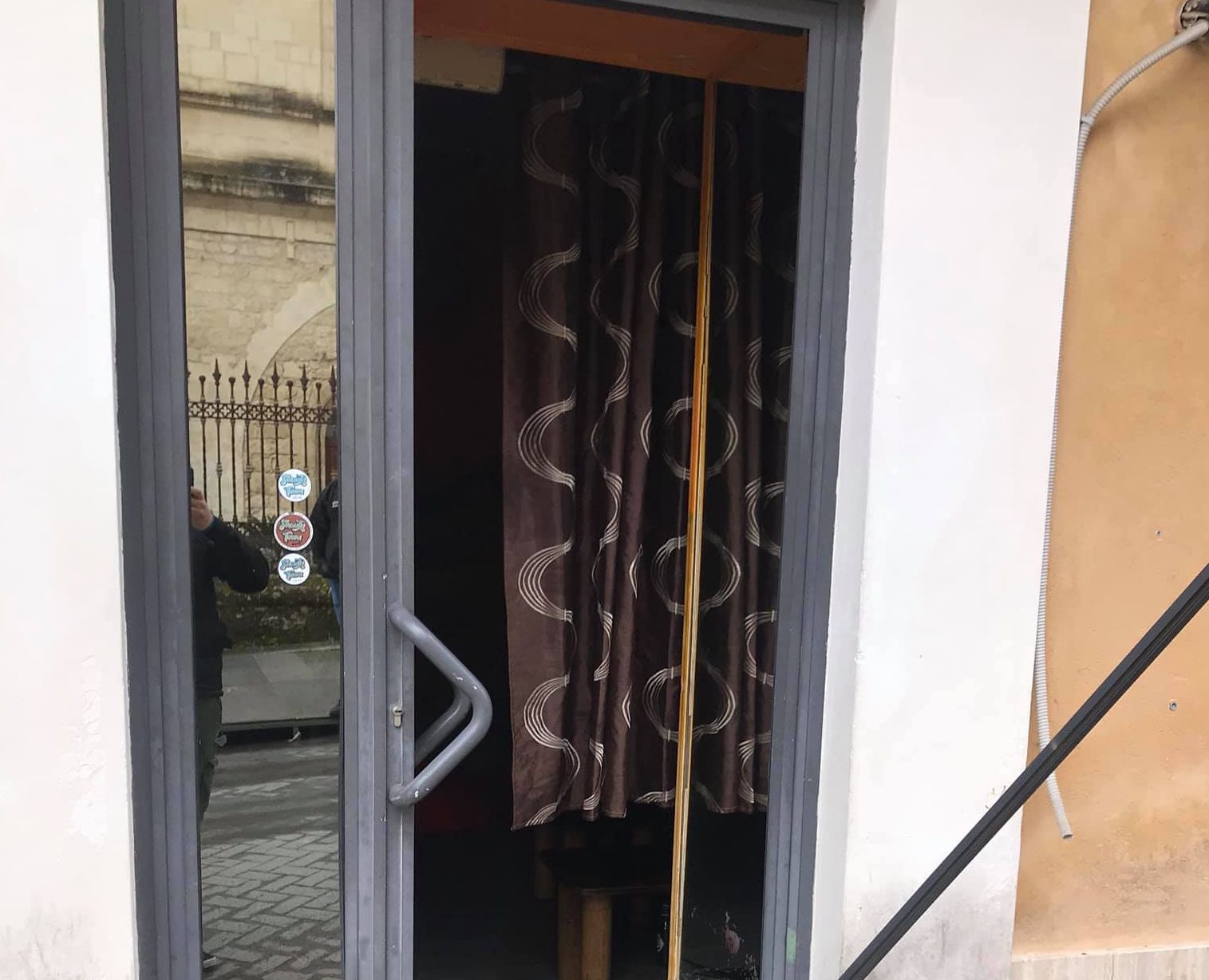 Atto vandalico stanotte a Modica. Sfondato l’ingresso dello “Shanty Town” in piazza Matteotti.
