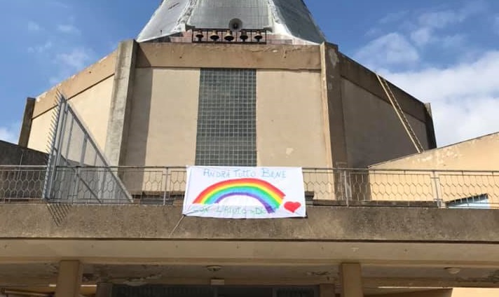 #andràtuttobene: il lenzuolo sul prospetto della chiesa del Sacro Cuore di Gesù