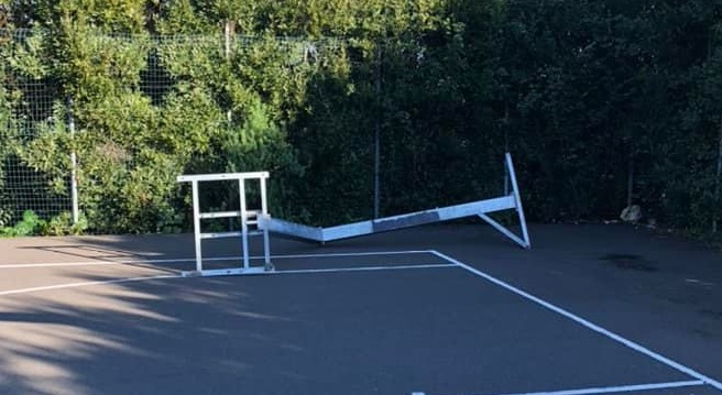 Vandali in azione nelle aree sportive tra via Calipari e via Craxi