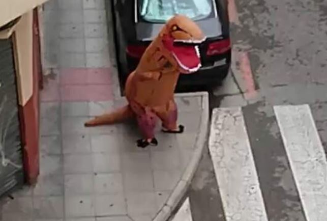 Spagna: viola la quarantena andando in giro vestito da T-Rex