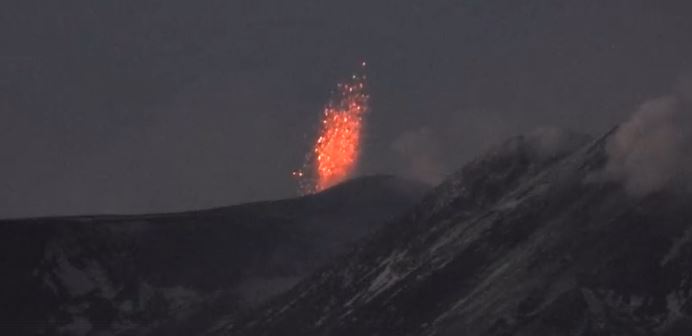 L’Etna in eruzione: attività stromboliana dal cratere “Voragine”