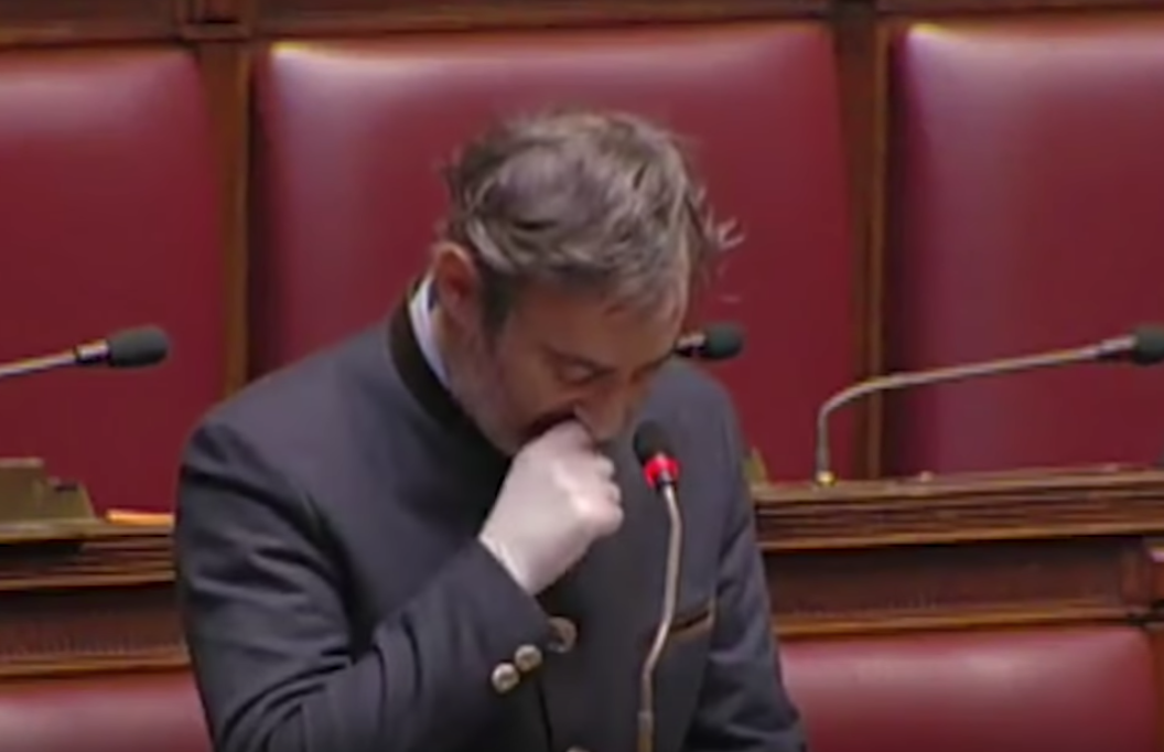 Coronavirus, le lacrime del deputato bergamasco Belotti in aula: “Stiamo perdendo i nostri nonni”. VIDEO