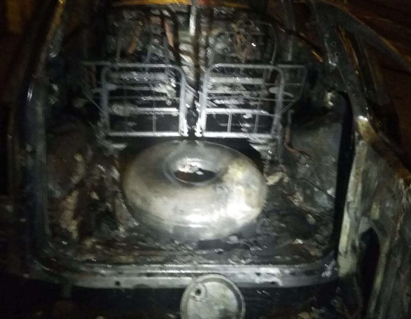 Scoppia la bombla di G.P.L. di un’auto a Scoglitti, intervenuti i vigili del fuoco. FOTO