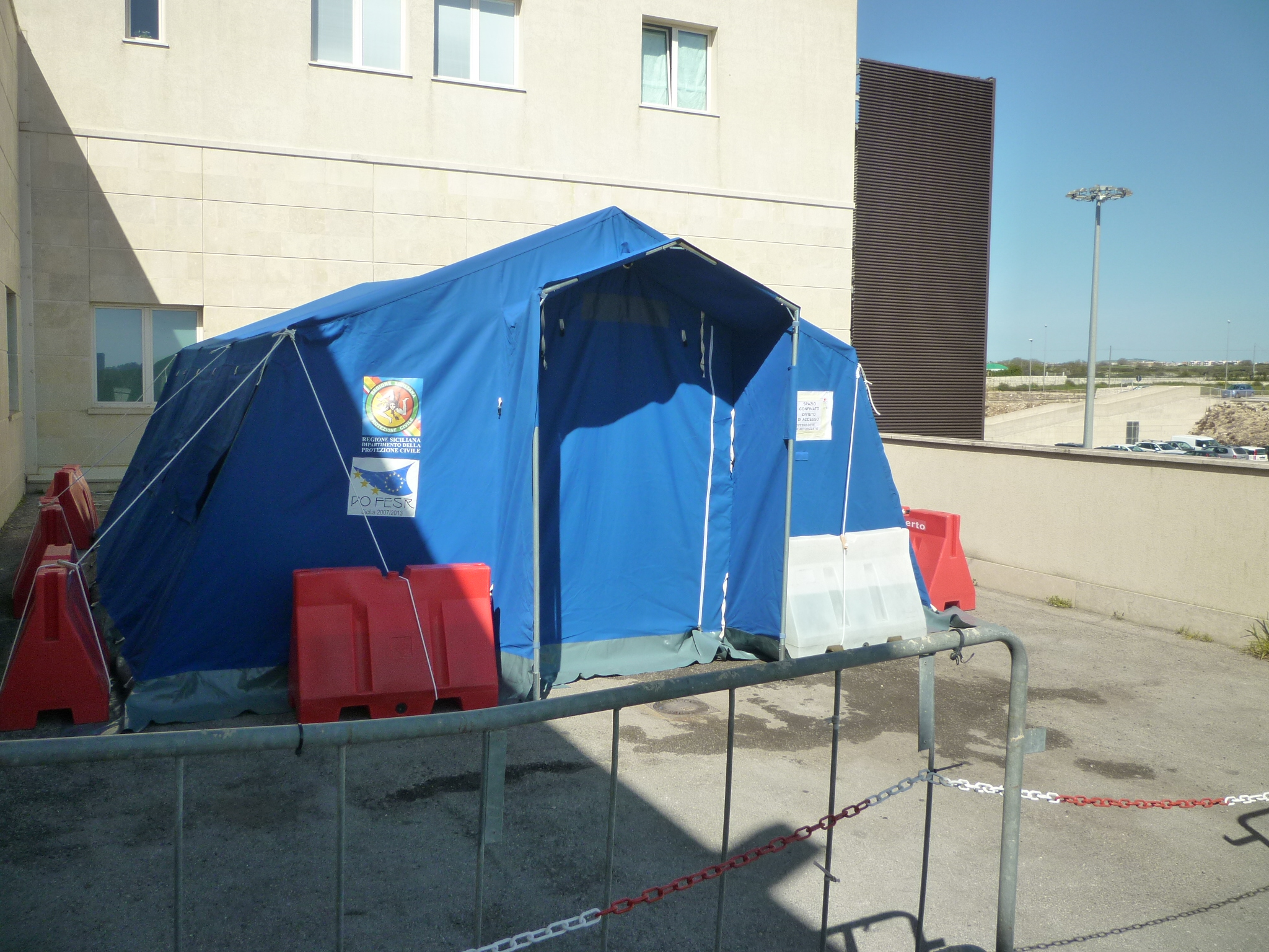 Una tenda per l’isolamento davanti al Pronto soccorso dell’Ospedale Giovanni Paolo II