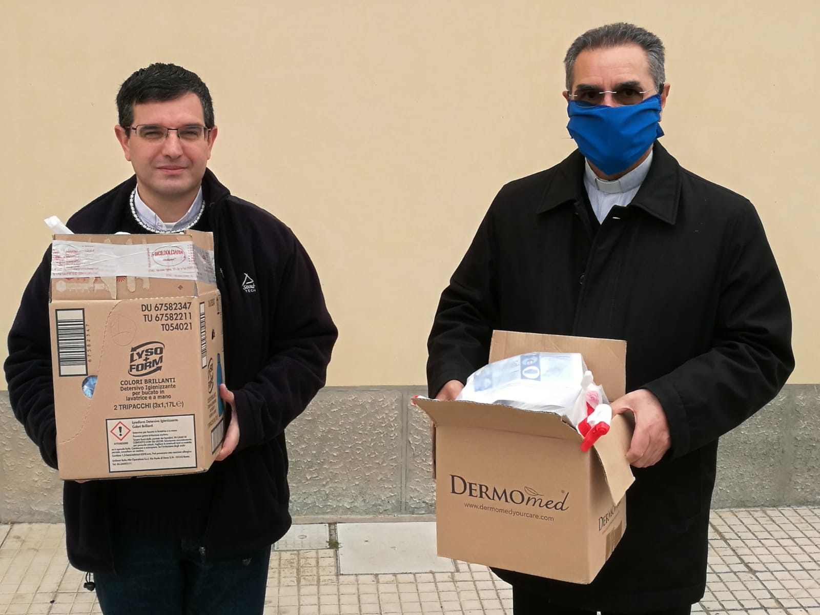 Il vescovo di Ragusa consegna ai sacerdoti un kit di protezione