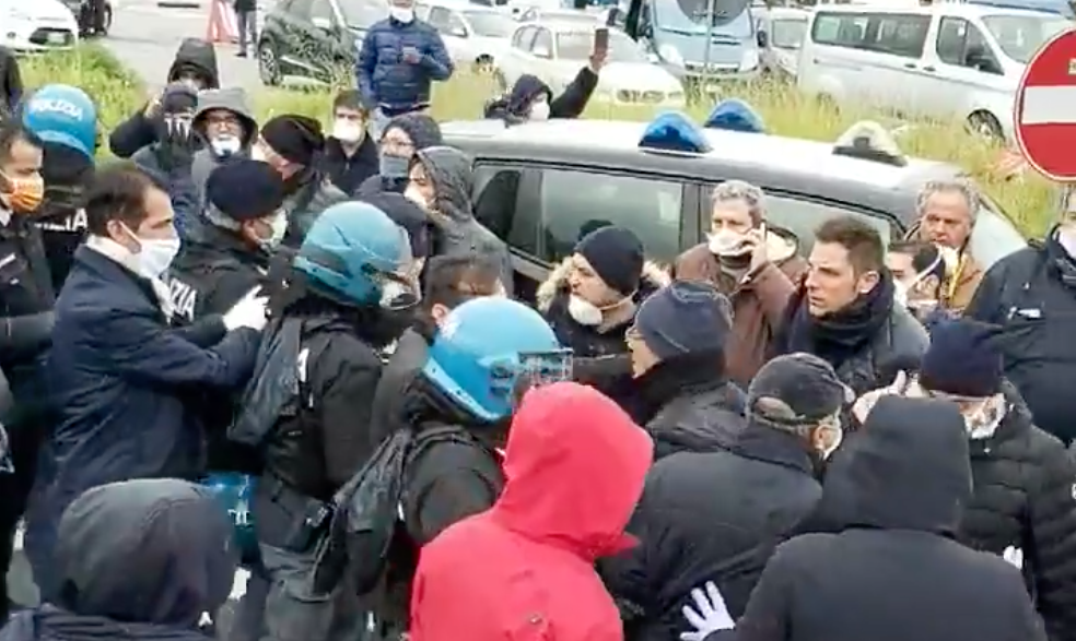 Blocco ai traghetti: scontri con la polizia e minaccia di buttarsi in mare. Da Roma una deroga anche per i pozzallesi? VIDEO