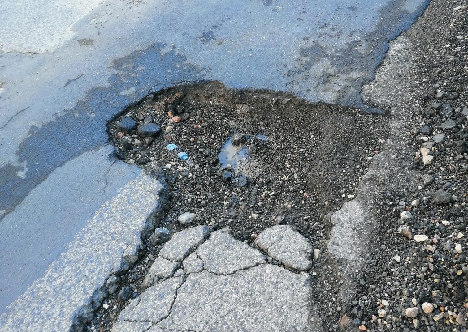 Santa Croce: “Almeno segnalate quella buca, è una voragine!”. FOTO