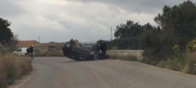 Auto cappotta sulla Scicli-Donnalucata