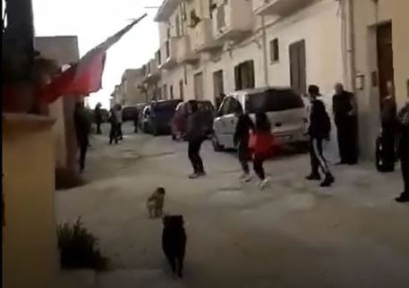 A Mazara del Vallo si balla e si canta in strada