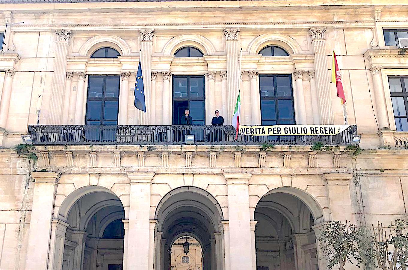 Il commosso saluto della città di Ragusa per tutte le vittime del coronavirus. Bandiere a mezz’asta