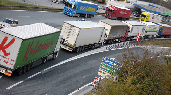 Da Vittoria a Milano servono 1.000 litri di gasolio: i piccoli autotrasportatori fanno i conti e scatta l’allarme