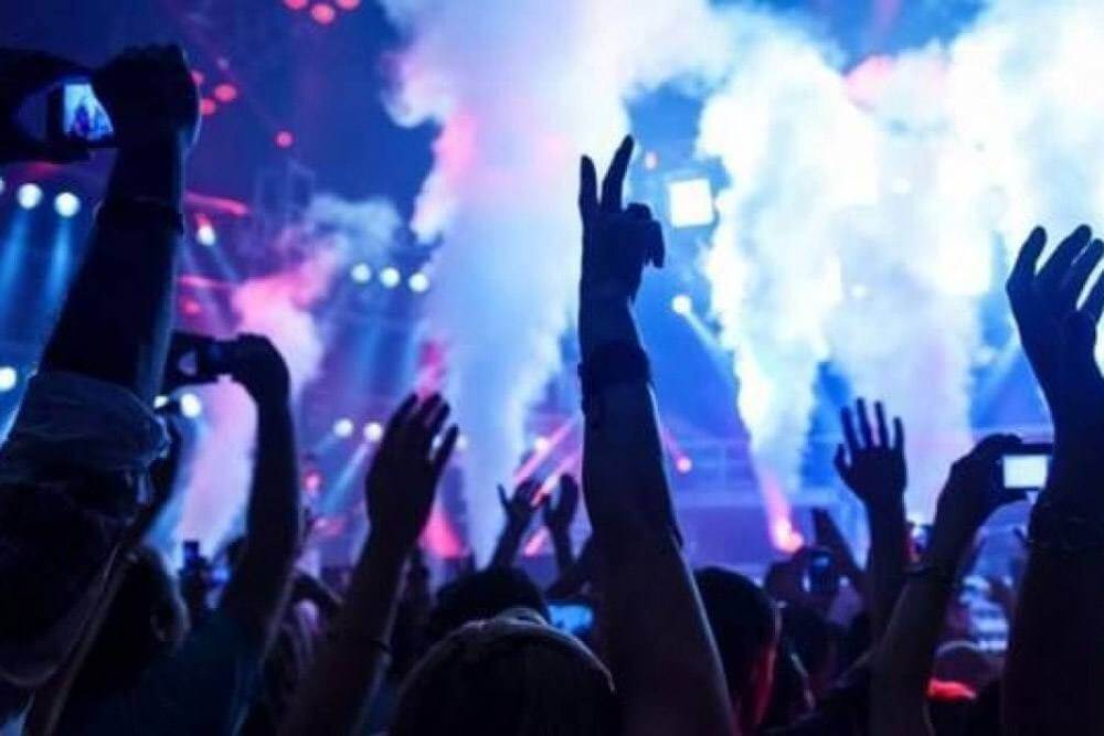 Discoteca? Ballo ad un metro di distanza e solo all’aperto. Orchestra? Per gli ottoni la vaschetta con liquido disinfettante