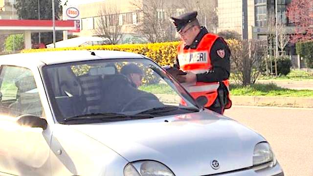Coronavirus, certificazione anche per gli spostamenti dentro città. In auto al massimo due persone se non della stessa famiglia. Ristoranti: vietato asporto dopo le 18, solo domicilio. Controlli intensificati