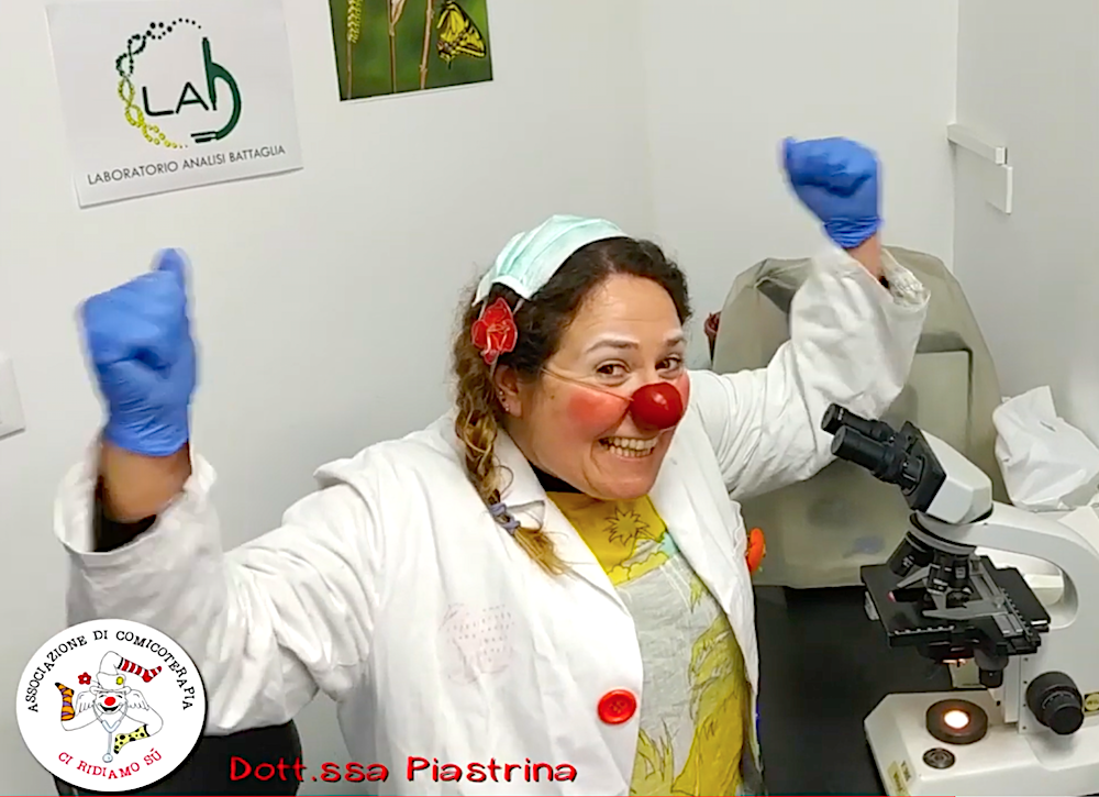 Il coronavirus non spegne il sorriso dei clown dottori “Ci ridiamo sù”. Il VIDEO per sostenere pazienti e operatori
