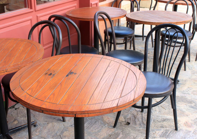 Modica: stazionavano in tre seduti ai tavoli di un bar chiuso. Denunciati