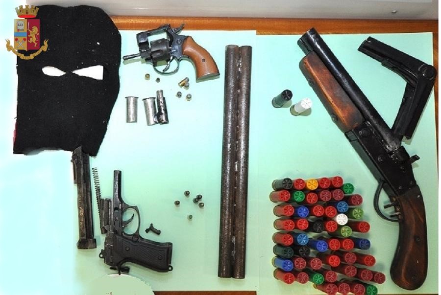 La polizia arresta un modicano per detenzione di armi. I familiari  investono due auto di servizio dei poliziotti