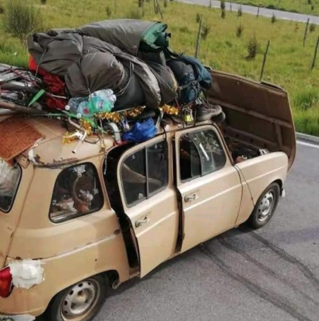 Sindaco di Messina fa pedinare Renault 4 giunta dalla Francia sui traghetti. Arrivata ad Acitrezza per ritrovare altri amici francesi