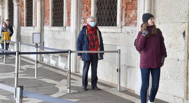 Coronavirus: tutti a un metro di distanza anche nei supermercati. I chiarimenti del sindaco Cassì. Chiusura per asili e ludoteche