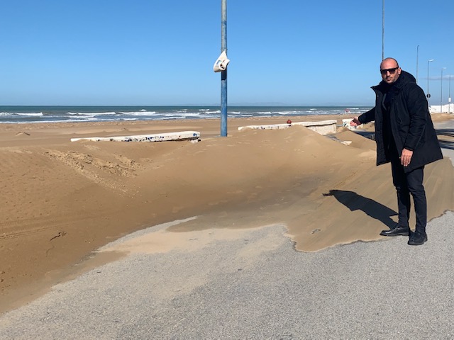 “Si provveda a rimuovere la sabbia sul Lungomare di Scoglitti”