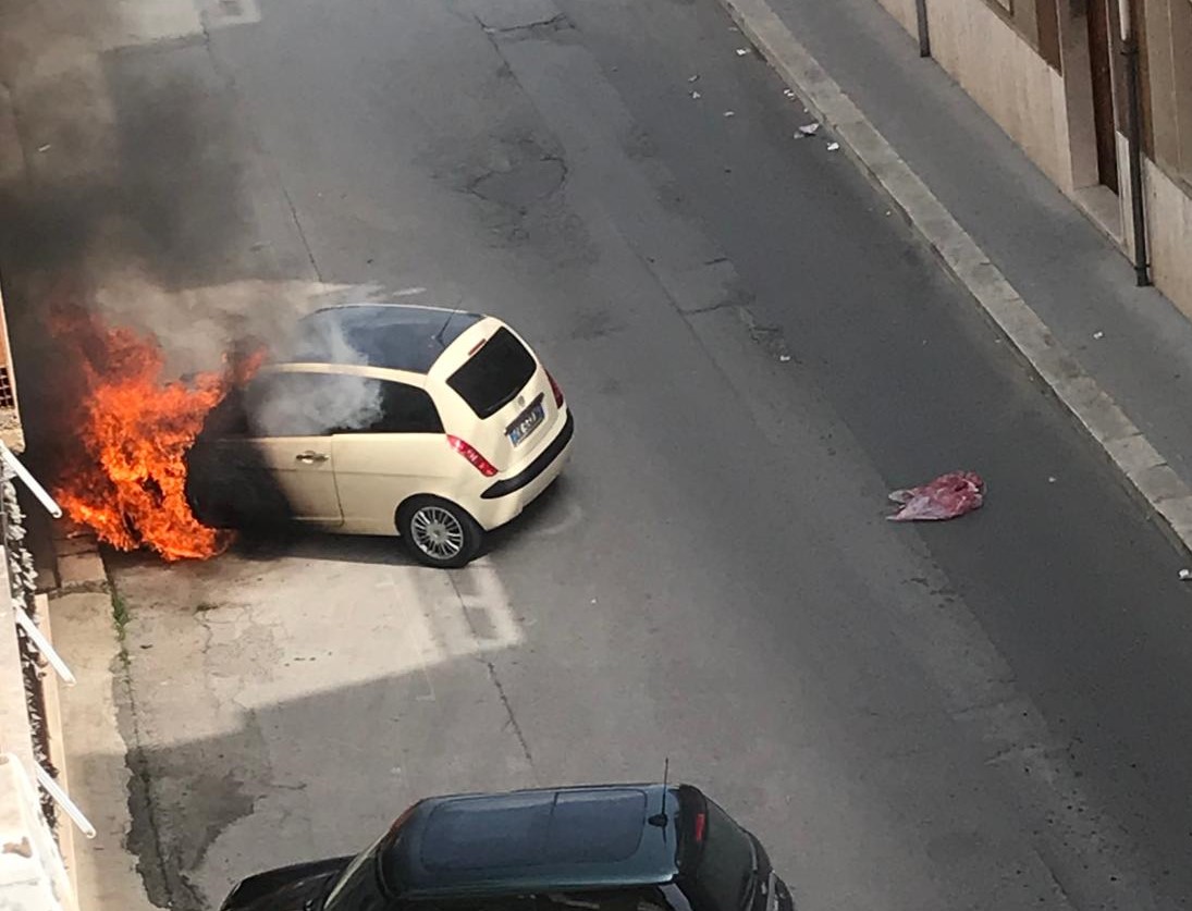 A fuoco un’auto a Vittoria. Denunciato il proprietario, era fuori casa senza motivo