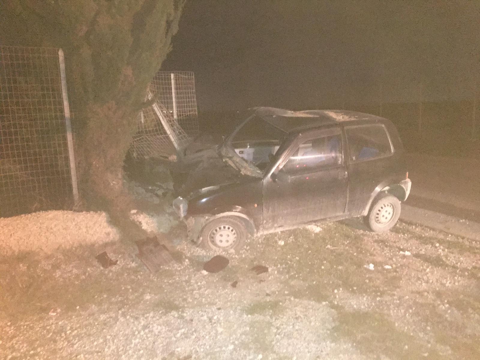 Incidente ad Acate, auto si schianta contro un albero