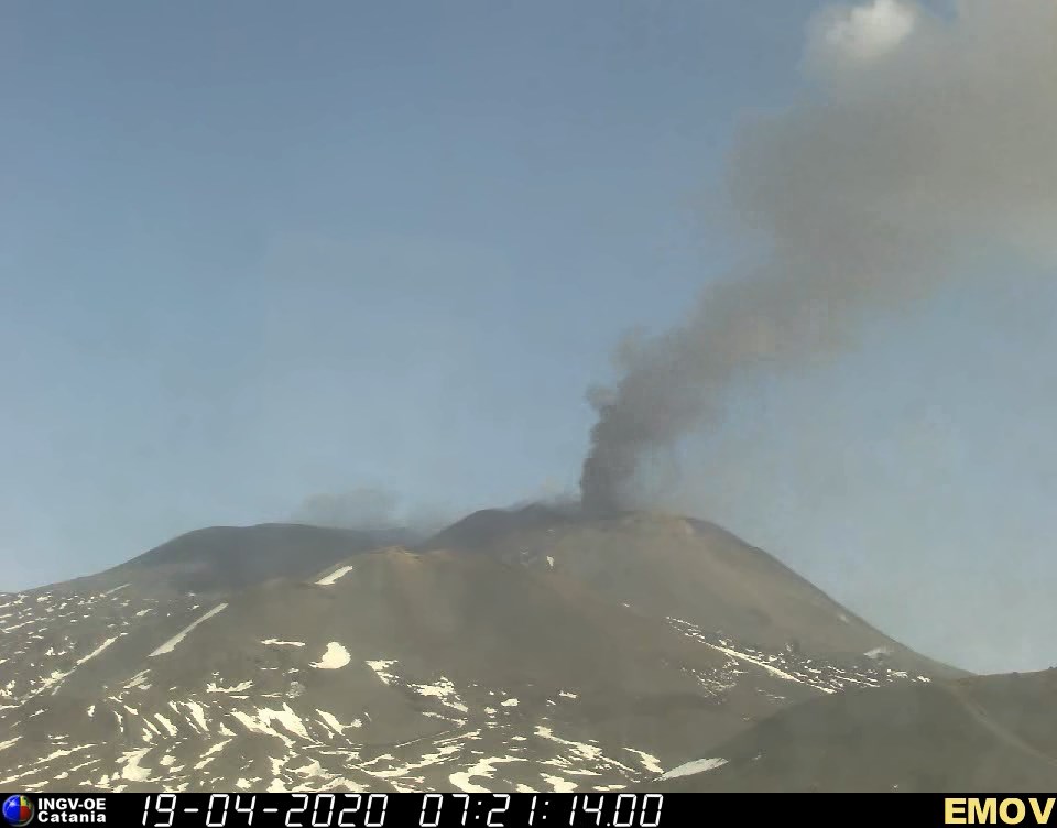 L’Etna torna a farsi sentire: piccola fontana di lava pulsante e intenso degassamento