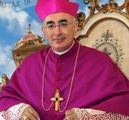 Mons. Antonio Staglianò, si sa, non è più vescovo di Noto. E qualcuno inizia a togliersi, dopo anni, qualche sassolino dalle scarpe.