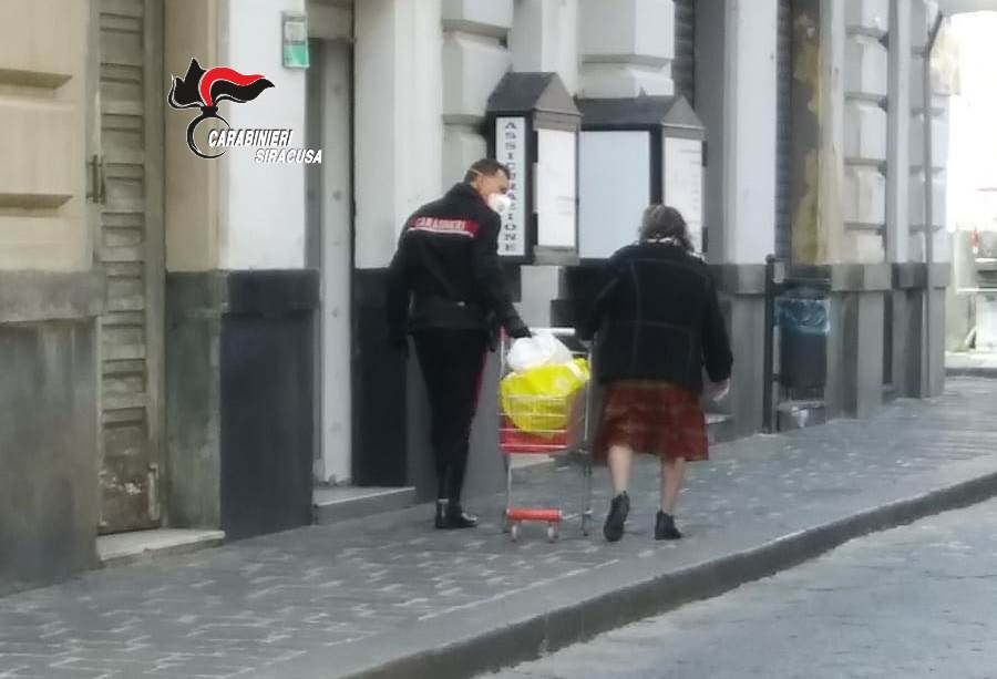 Augusta, un piccolo gesto di umanità: carabiniere aiuta anziana a trasportare il carrello della spesa