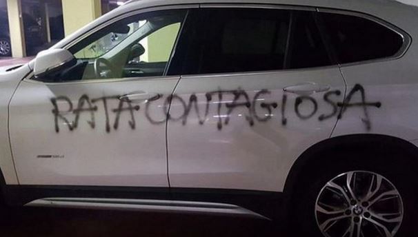 “Topo contagioso”: l’orribile scritta sull’auto di un medico in Spagna