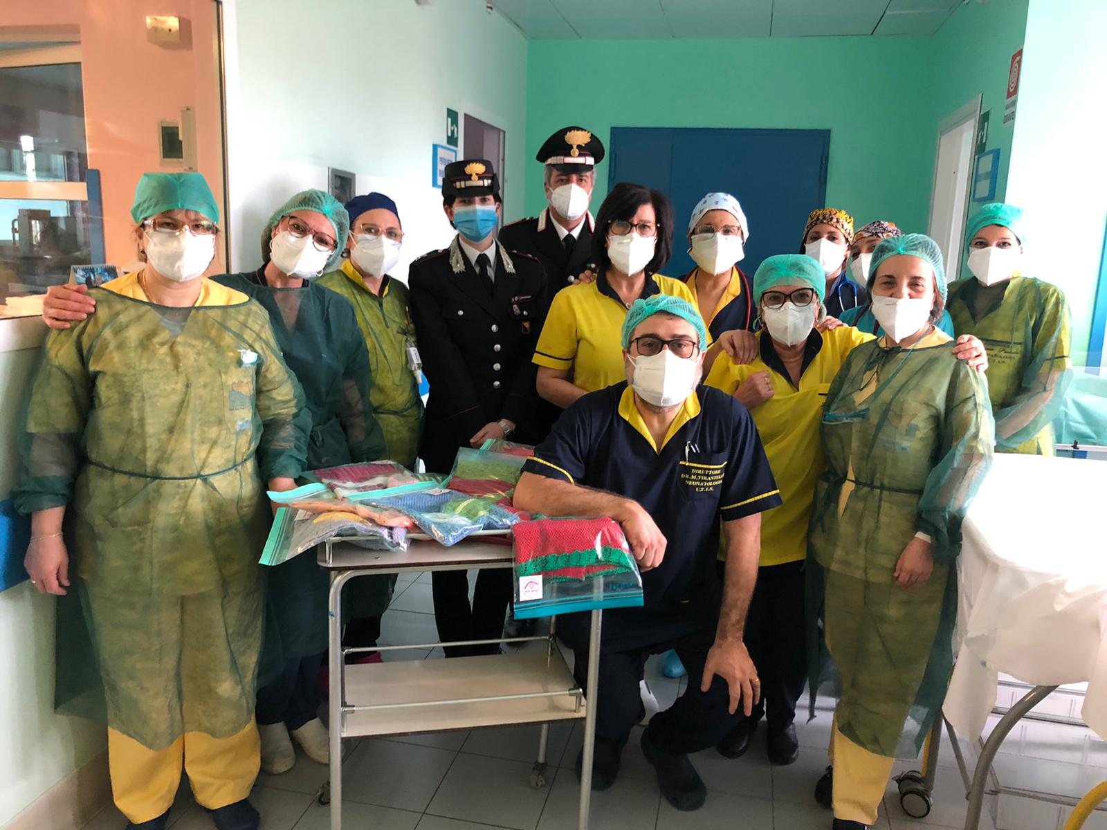 Corredini per i bambini prematuri consegnati dai Carabinieri al reparto all’ospedale Umberto I di Siracusa