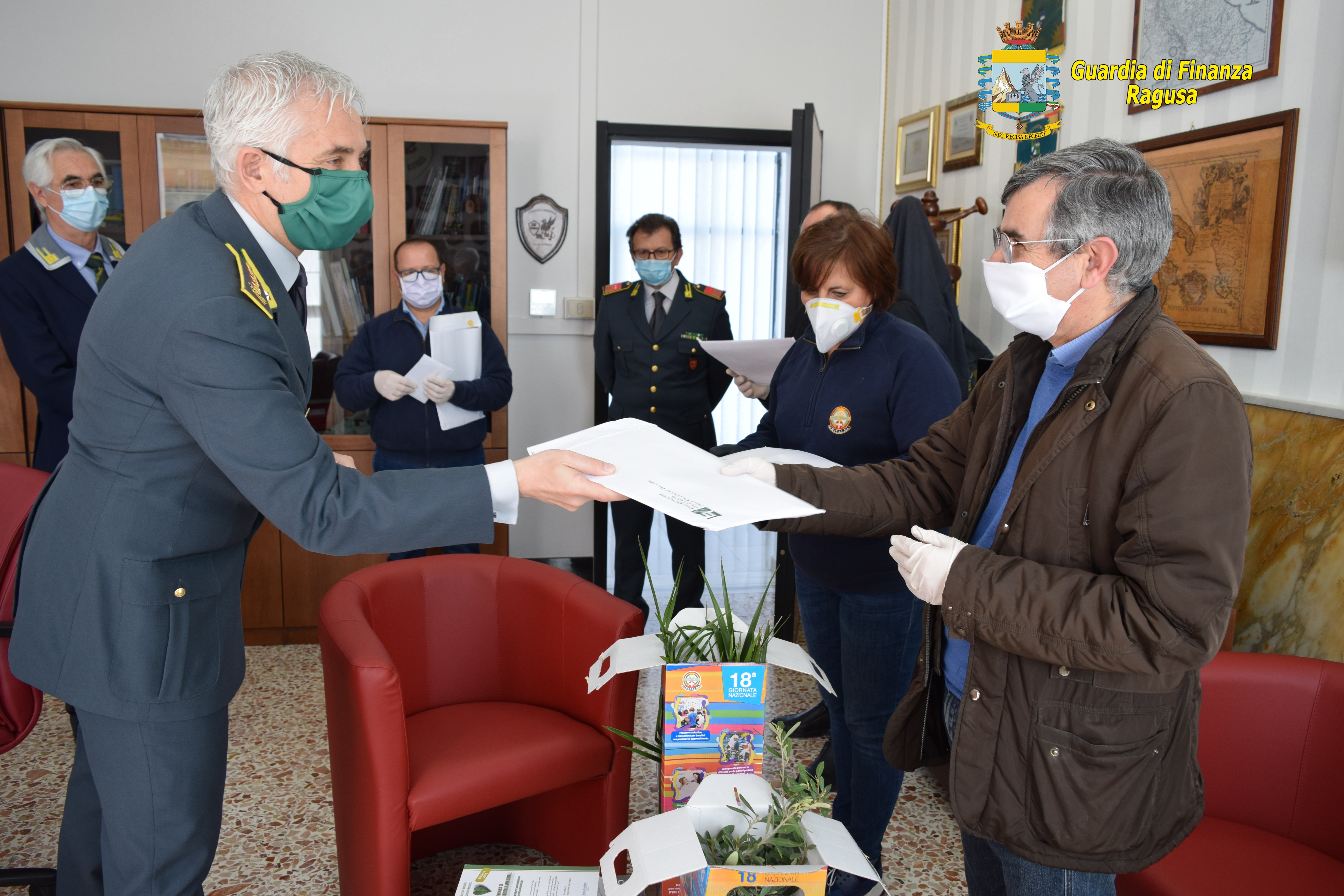 Le Fiamme Gialle di Ragusa donano aiuti alle famiglie bisognose della provincia