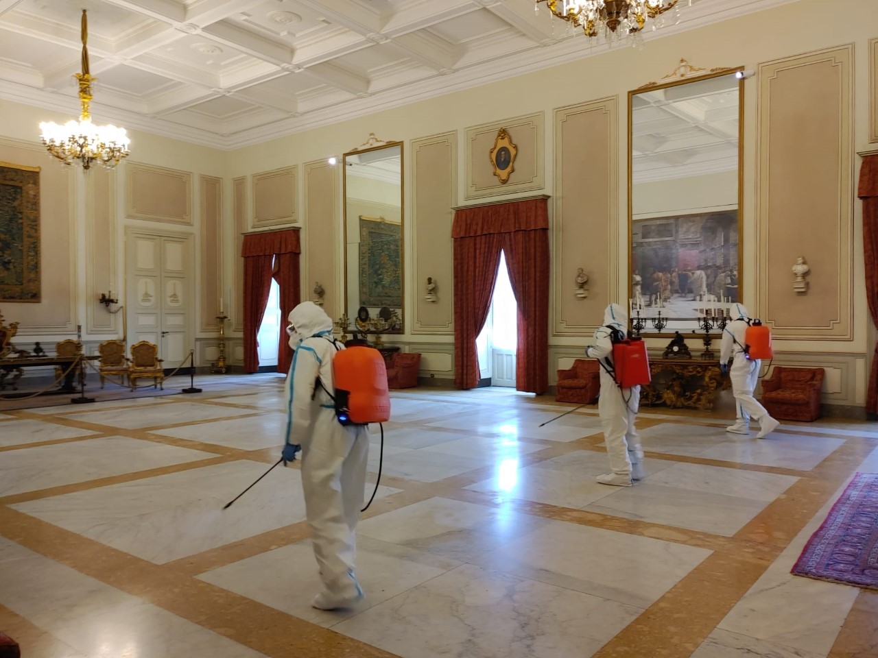 Militari, ma all’occorrenza sanificatori: l’esercito igienizza il Comune di Catania e il tribunale