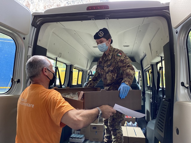 Esercito e Banco Alimentare insieme, in Sicilia, per distribuire viveri