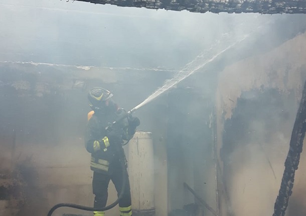 Accendono un forno a legna: a fuoco il tetto di una casa a Ragusa