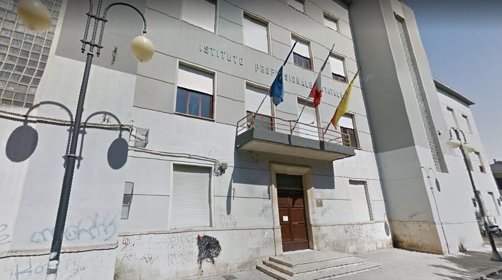 Istituto Professionale Marconi Vittoria, consegnati tablet agli studenti grazie ai carabinieri