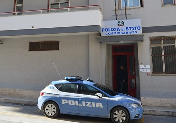 A Modica tenta di uccidere la madre dopo averla percossa. Evitato il peggio grazie al pronto intervento della polizia