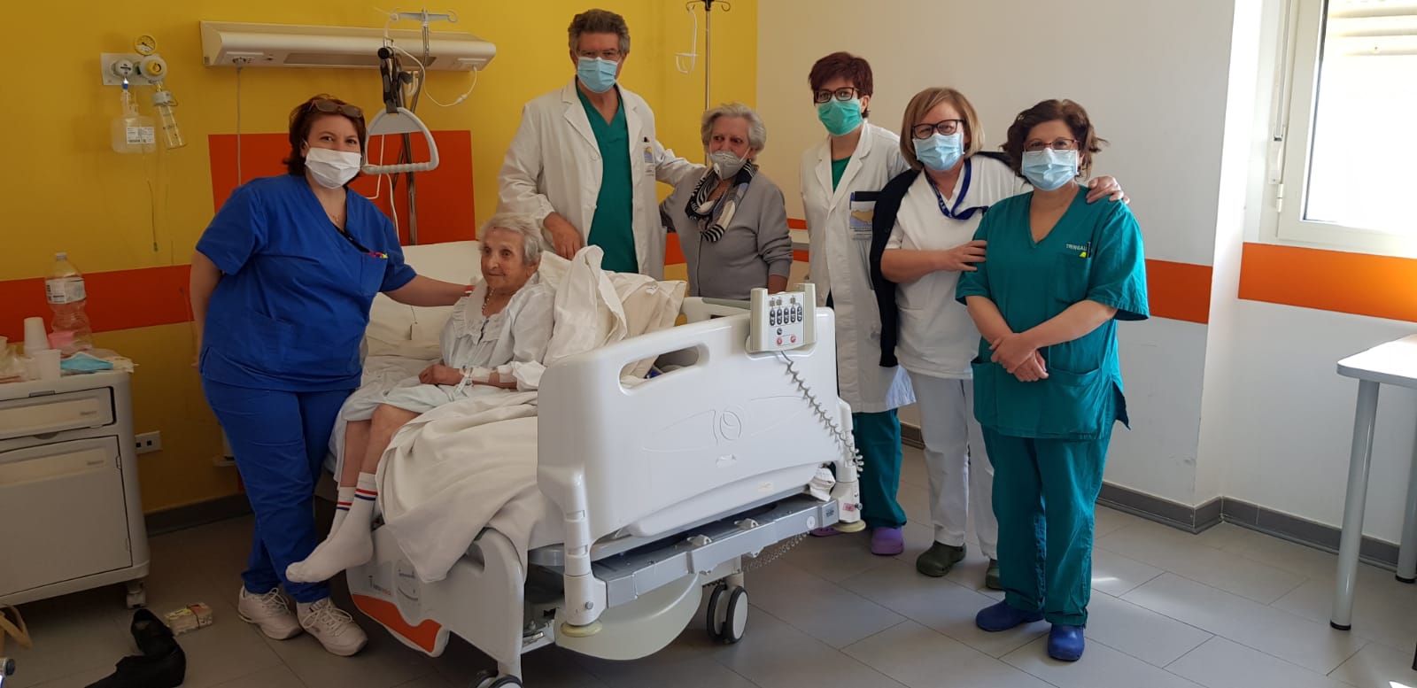 101 anni dimessa dall’ortopedia di Vittoria. Con foto ricordo