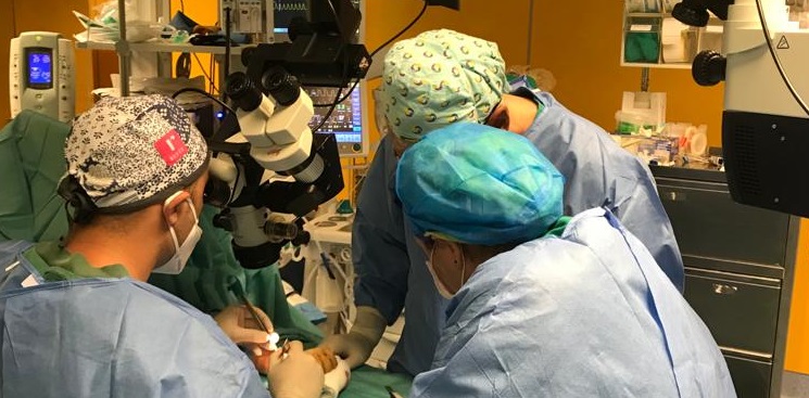 Per la prima volta al Giovanni Paolo II un intervento di microchirurgia sulla mano di una bimba di 4 anni
