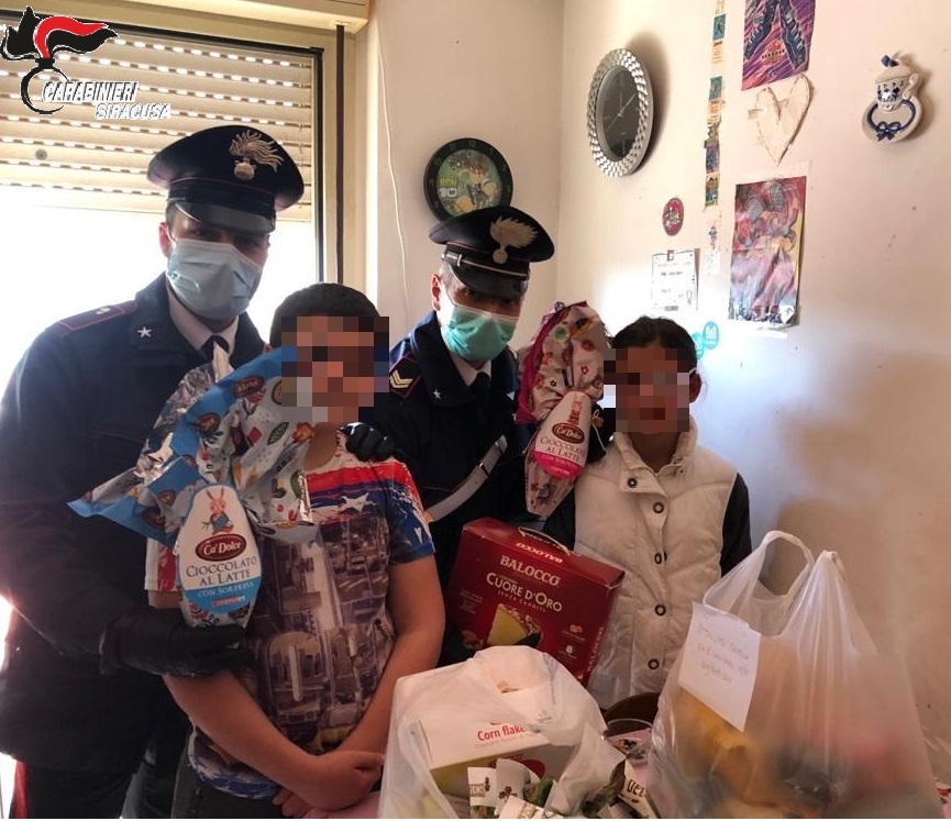 Siracusa: non mangiavano da giorni. Carabinieri portano la spesa a famiglia in difficoltà