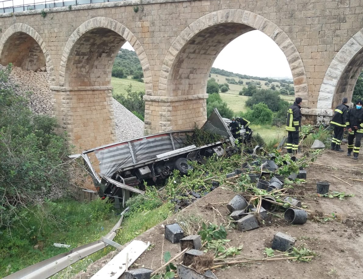 Ragusa: auto finisce in una scarpata, conducente in ospedale