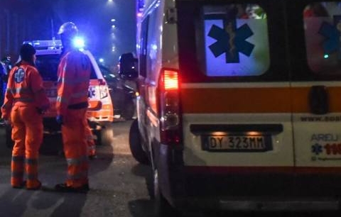 Incidente sulla Ragusa-Marina, auto investe il semaforo dei lavori e invade la corsia opposta: tre feriti
