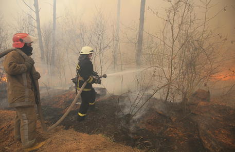 Vasto incendio intorno alla zona rossa di Chernobyl. Si teme la nube di fumo. VIDEO