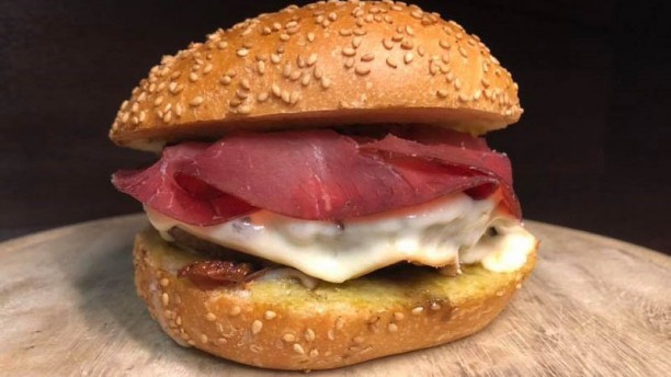 Avola: tre persone sorprese a mangiare in una paninoteca. Sanzioni e chiusura dell’attività